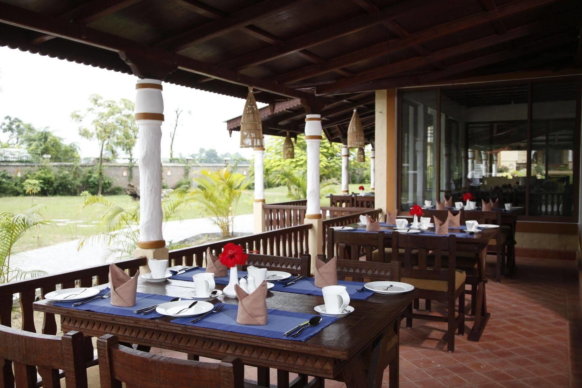 Green Park Chitwan Sauraha Exterior foto