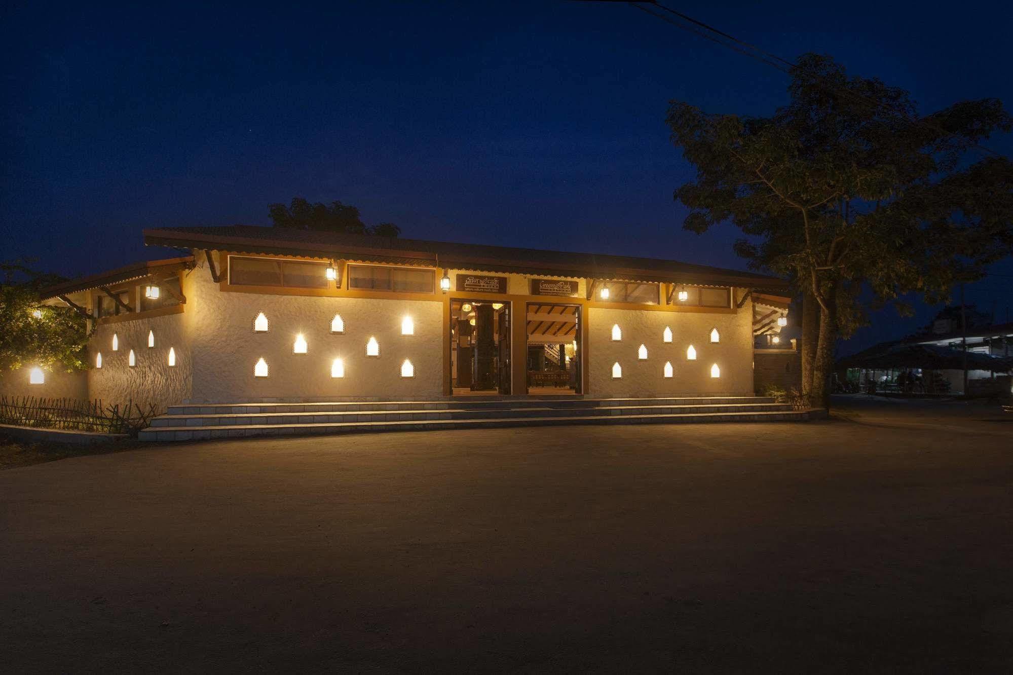 Green Park Chitwan Sauraha Exterior foto